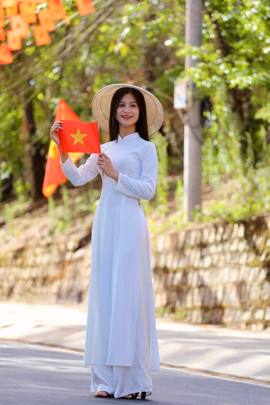 Những tà áo dài tung bay trong gió, hòa cùng sắc đỏ sao vàng trên con đường đẹp nhất Đà Lạt.