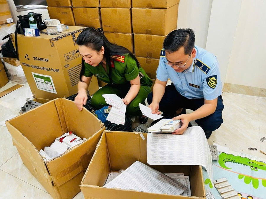 Lực lượng chức năng TP Hà Nội kiểm tra, thu giữ số lượng lớn thuốc, thực phẩm chức năng giả tại một cơ sở sản xuất, kinh doanh dược phẩm. Ảnh: GIA KHÁNH Lực lượng chức năng TP Hà Nội kiểm tra, thu giữ số lượng lớn thuốc, thực phẩm chức năng giả tại một cơ sở sản xuất, kinh doanh dược phẩm. Ảnh: GIA KHÁNH