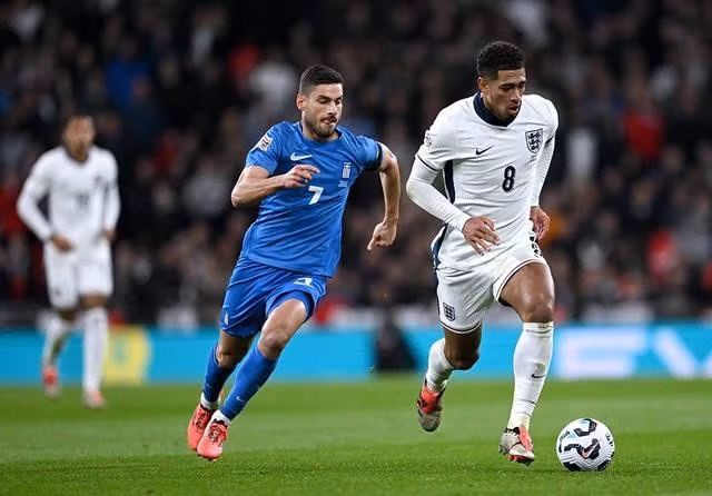 Đội tuyển Anh (phải) đá ở “League B” là điều thảm hại của nền bóng đá có giải Ngoại hạng hấp dẫn nhất hành tinh