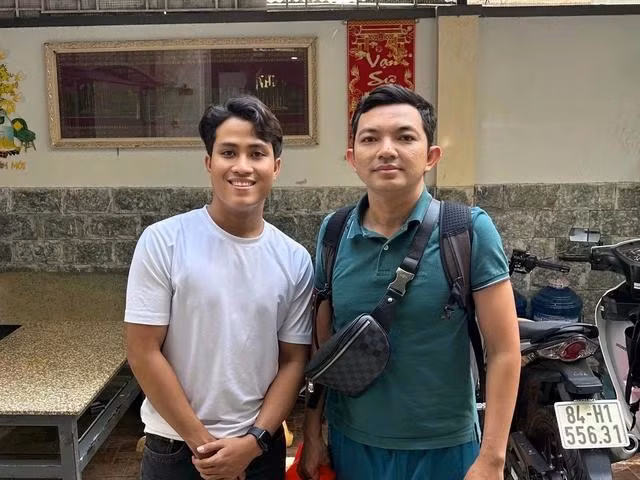 Anh Thươne chụp chung với anh Det Pitou, một bệnh nhân người Campuchia sang Việt Nam thăm khám