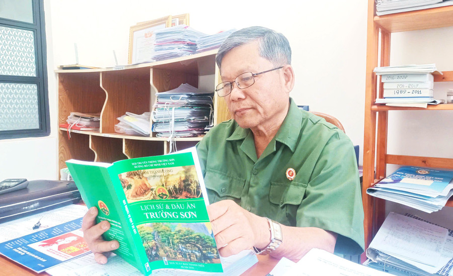 Ông Nguyễn Kỳ Ngộ ôn lại những trang sử hào hùng của giai đoạn chống Mỹ cứu nước. Ảnh: H.B anh-2.jpg