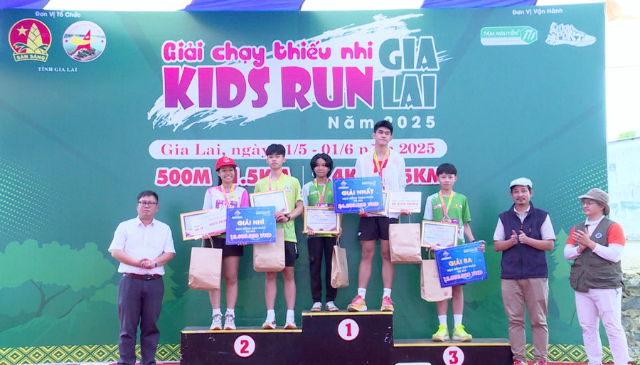 Ban tổ chức trao giải nhất, nhì, ba cho các runner đạt thành tích cao ở cự ly 5 km. Ảnh: M.N ban-to-chuc-trao-giai-nhat-nhi-ba-cho-cac-runner-dat-thanh-tich-cao-o-cu-ly-5km.jpg