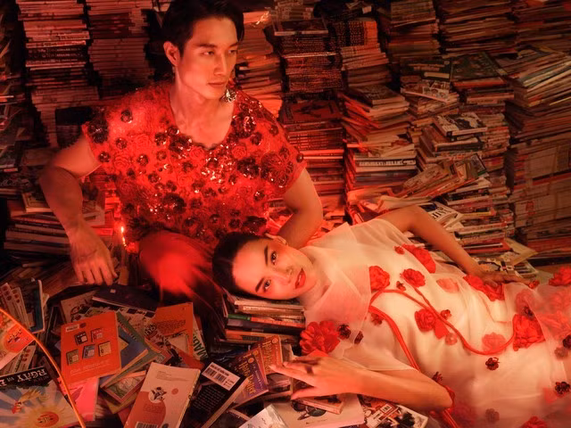 Bộ ảnh hé lộ những chi tiết thú vị trong bộ sưu tập xuân hè 2025 của nhà mốt Việt. Họa tiết hoa thược dược được cài cắm trên nền thiết kế organza phối voan bay bổng, lãng mạn