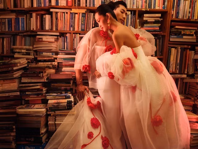 Ngoài ba nàng hậu, bộ ảnh còn có sự tham gia của Á hậu Quỳnh Anh, người mẫu Hữu Long và Khoai Vũ