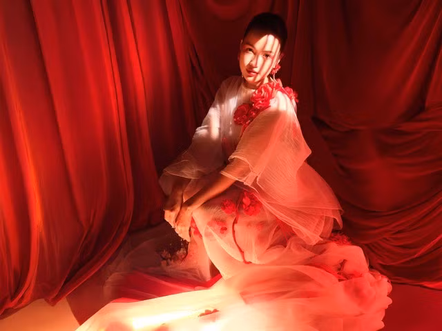 Thiết kế đầm oversized phối hai sắc trắng, đỏ với hai lớp vải organza đan xen khéo khoe vẻ e ấp và quyến rũ của nàng hậu Ngọc Châu