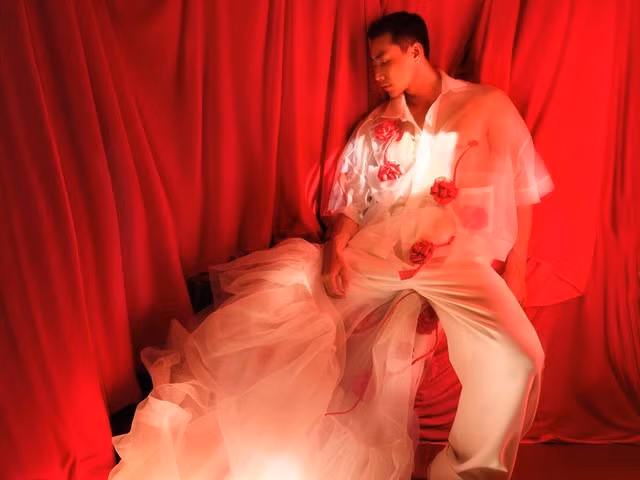 Nếu siêu mẫu Hữu Long khoe vẻ quyến rũ của những chàng trai trong thiết kế sơ mi cách điệu với phong cách white on white thì người mẫu Khoai Vũ lại gây ấn tượng mạnh mẽ của những chàng trai thời thượng trong thiết kế áo oversized đính kết hàng trăm cánh hoa lấp lánh