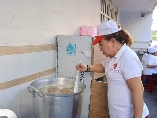 Cô Hồng là bếp chính kỳ cựu của căn bếp nhỏ từ khi thành lập đến nay