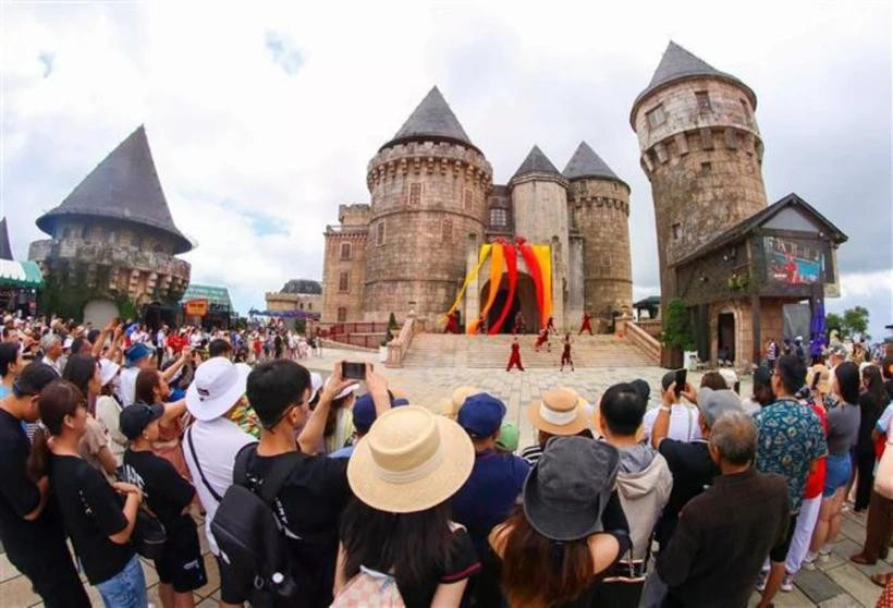 Tourists at Sun World Ba Na Hills tourist area (Da Nang city). (Photo: Tran Le Lam/VNA) Du khách tại khu du lịch Sun World Ba Na Hills (thành phố Đà Nẵng). (Ảnh: Trần Lê Lâm/TTXVN)