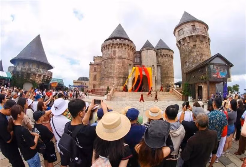 Du khách tại khu du lịch Sun World Ba Na Hills (thành phố Đà Nẵng). (Ảnh: Trần Lê Lâm/TTXVN)