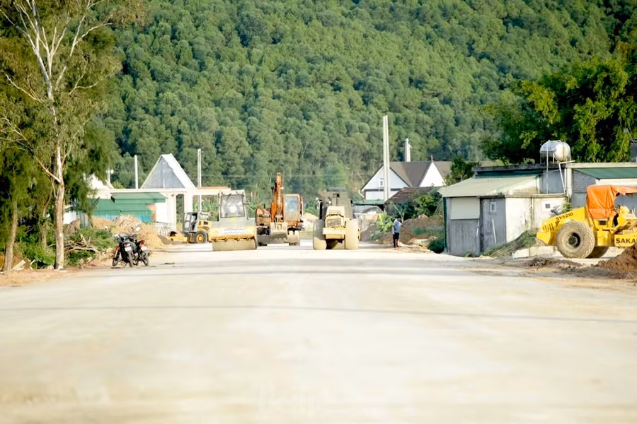 Về công tác giải phóng mặt bằng (GPMB), hiện đã bàn giao 58,88 km/59,9 km, đạt 98,2%. Còn lại 1,02 km bị vướng chưa được bàn giao. Trong đó: Thị xã Hoàng Mai còn lại 0,04 km; huyện Quỳnh Lưu còn lại 0,43 km; huyện Diễn Châu còn lại 0,05 km; huyện Nghi Lộc còn lại 0,5 km.