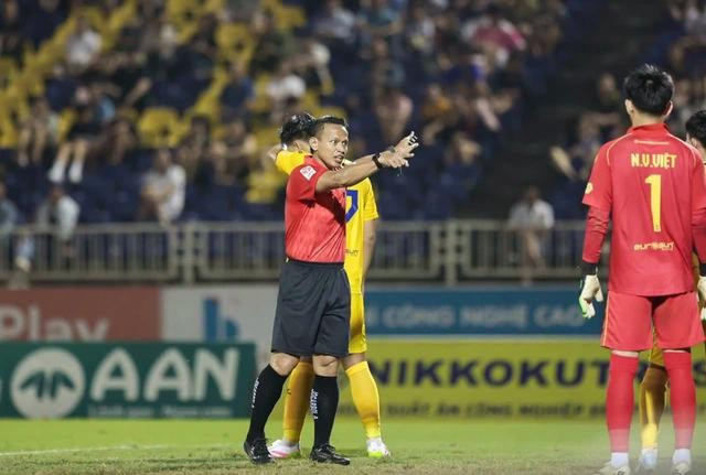 Trọng tài Razlan Joffri Bin Ali (Malaysia) từng nhiều lần điều hành các trận đấu "nóng" ở V-League Trọng tài Razlan Joffri Bin Ali (Malaysia) từng nhiều lần điều hành các trận đấu "nóng" ở V-League