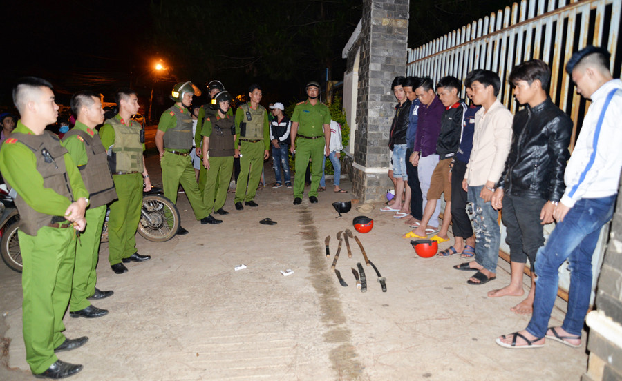 Cảnh sát 113 tuần tra phát hiện, ngăn chặn nhóm thanh niên tụ tập, gây rối trật tự công cộng. Ảnh: P.H.T 2-canh-sat-113-tuan-tra-phat-hien-ngan-chan-nhom-thanh-nien-tu-tap-gay-roi-trat-tu-cong-cong.jpg