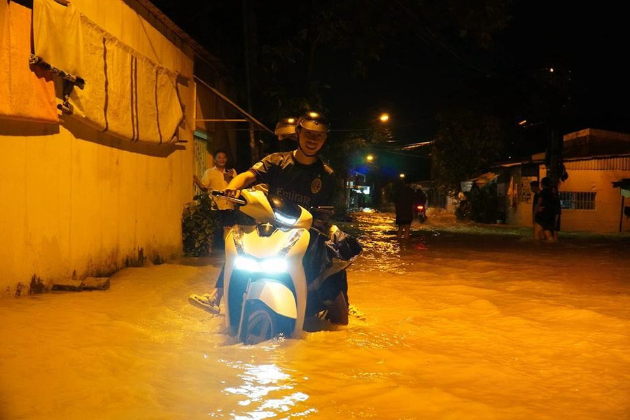 Nước tràn vào nhà dân khiến cuộc sống bị đảo lộn. Nhiều người phải lội qua điểm ngập để trở về nhà khi đường 23 tháng 10 ngập sâu. Người dân phải lội nước quá đầu gối đi mua thực phẩm, nến để phòng khi mất điện Nước tràn vào nhà dân khiến cuộc sống bị đảo lộn. Nhiều người phải lội qua điểm ngập để trở về nhà khi đường 23 tháng 10 ngập sâu. Người dân phải lội nước quá đầu gối đi mua thực phẩm, nến để phòng khi mất điện