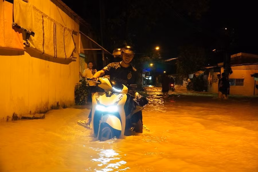 Nước tràn vào nhà dân khiến cuộc sống bị đảo lộn. Nhiều người phải lội qua điểm ngập để trở về nhà khi đường 23 tháng 10 ngập sâu. Người dân phải lội nước quá đầu gối đi mua thực phẩm, nến để phòng khi mất điện