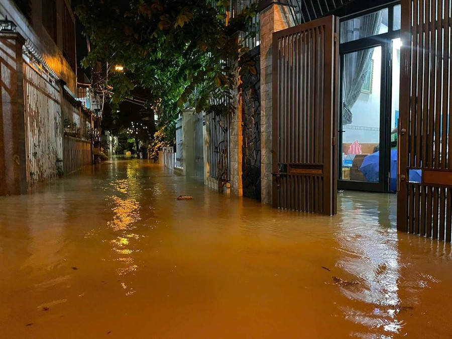 Lũ tràn về trong đêm 15.12 khiến nhiều gia đình không kịp trở tay Lũ tràn về trong đêm 15.12 khiến nhiều gia đình không kịp trở tay