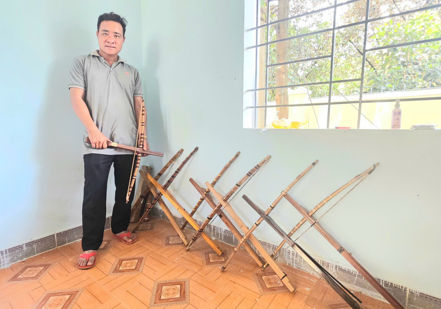 Anh Lò Khăm Nhiên giới thiệu những chiếc nỏ của xã. Ảnh: R.H anh-lo-kham-nhien-gioi-thieu-nhung-chiec-no-cua-xa-anh-rh.jpg