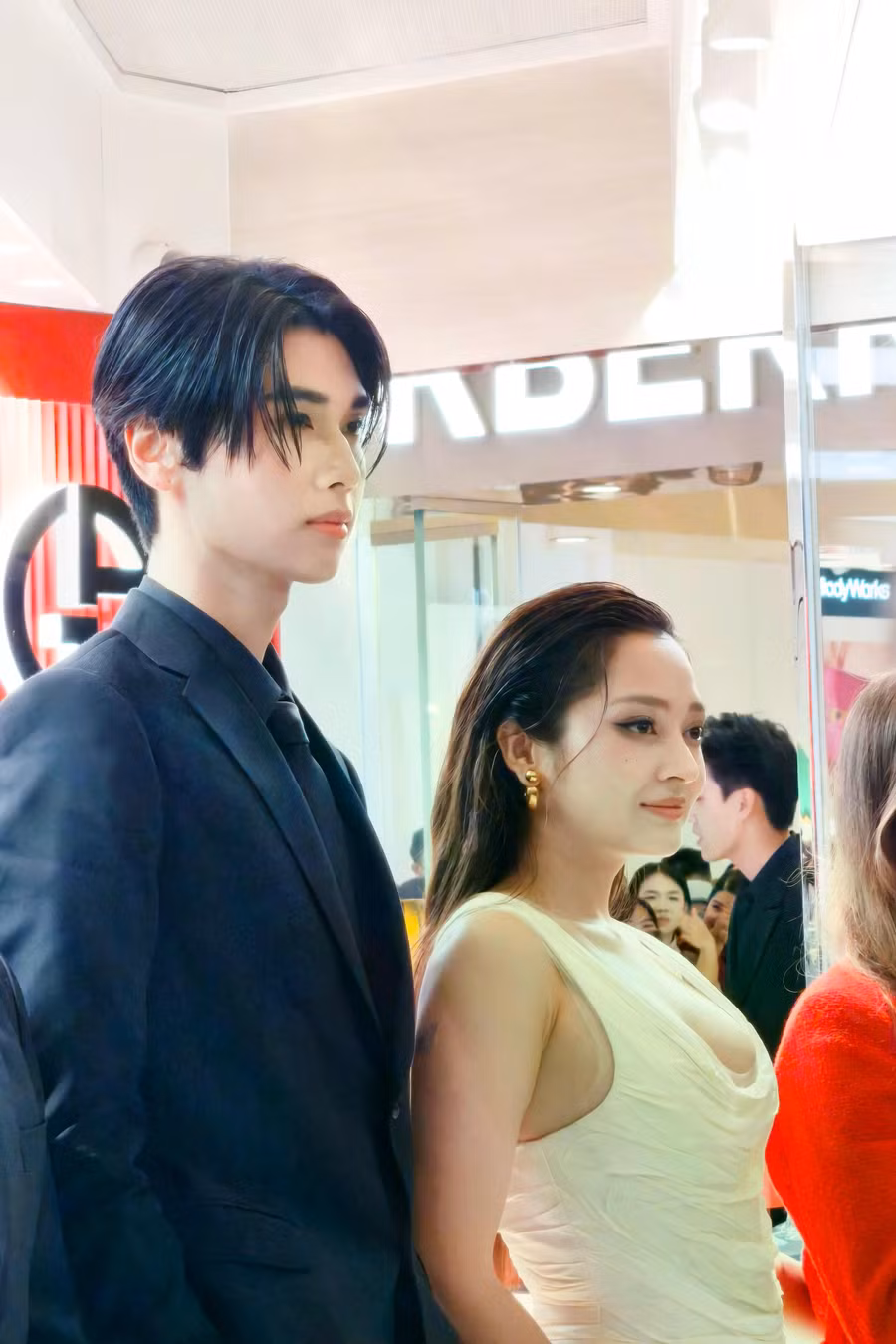 Sự xuất hiện của nam thần Thái Lan Dunk Natachai khiến người hâm mộ "đứng ngồi không yên". Hàng trăm khán giả yêu mến anh đã có mặt tại trung tâm thương mại để được gặp gỡ, chụp ảnh với thần tượng. Ảnh: M.H