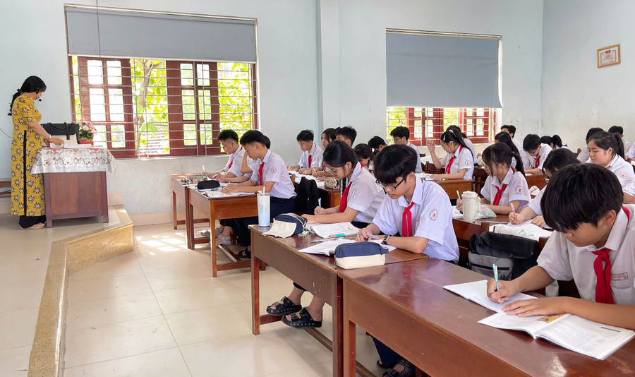 Học sinh lớp 9 Trường THCS Quang Trung (phường Quy Nhơn Nam) vừa học vừa ôn tập, chuẩn bị cho kỳ thi tuyển sinh lớp 10. Ảnh: H.Đ
