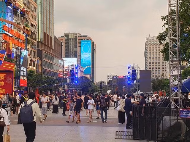 Sân khấu khu vực ở phố đi bộ Nguyễn Huệ đã được chuẩn bị để đón countdown