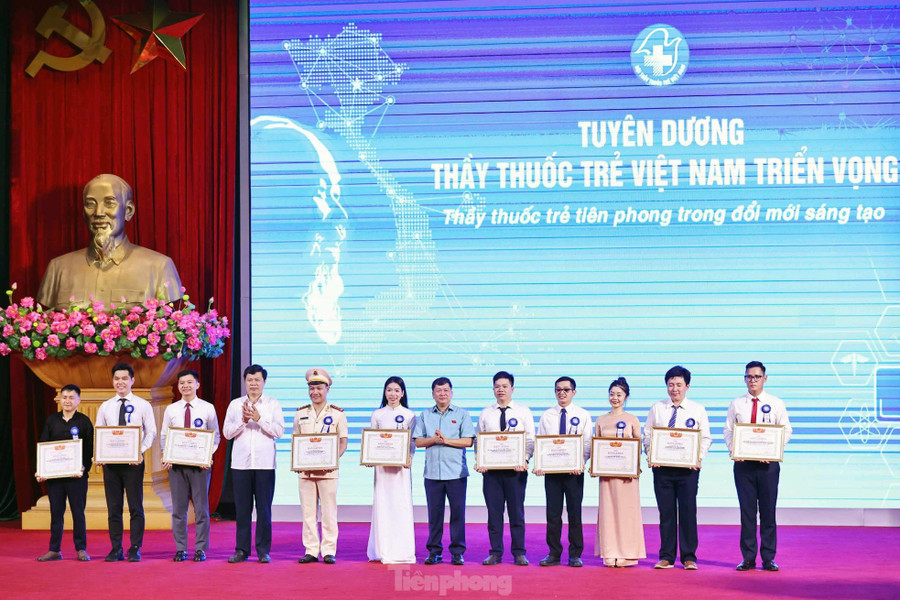 Phó Chủ nhiệm Ủy ban Văn hóa - Giáo dục của Quốc hội Tạ Văn Hạ và Phó Bí thư thường trực Tỉnh ủy, Chủ tịch HĐND tỉnh Hưng Yên Trần Quốc Toản trao khen thưởng 10 Thầy thuốc trẻ Việt Nam triển vọng. Các thầy thuốc trẻ Việt Nam triển vọng được nhận Bằng khen của Ủy ban T.Ư Hội LHTN Việt Nam. Phó Chủ nhiệm Ủy ban Văn hóa - Giáo dục của Quốc hội Tạ Văn Hạ và Phó Bí thư thường trực Tỉnh ủy, Chủ tịch HĐND tỉnh Hưng Yên Trần Quốc Toản trao khen thưởng 10 Thầy thuốc trẻ Việt Nam triển vọng. Các thầy thuốc trẻ Việt Nam triển vọng được nhận Bằng khen của Ủy ban T.Ư Hội LHTN Việt Nam.
