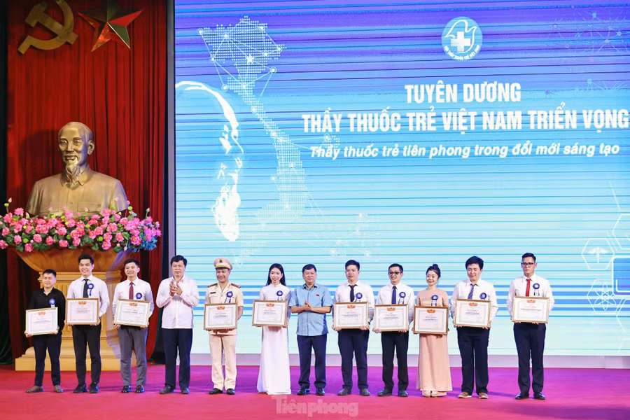 Phó Chủ nhiệm Ủy ban Văn hóa - Giáo dục của Quốc hội Tạ Văn Hạ và Phó Bí thư thường trực Tỉnh ủy, Chủ tịch HĐND tỉnh Hưng Yên Trần Quốc Toản trao khen thưởng 10 Thầy thuốc trẻ Việt Nam triển vọng. Các thầy thuốc trẻ Việt Nam triển vọng được nhận Bằng khen của Ủy ban T.Ư Hội LHTN Việt Nam.