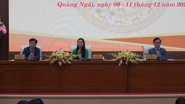 Bà Bùi Thị Quỳnh Vân, Bí thư Tỉnh ủy, Chủ tịch HĐND tỉnh Quảng Ngãi, chủ trì kỳ họp HĐND tỉnh Quảng Ngãi cuối năm