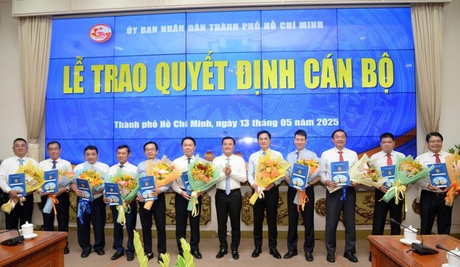 Lãnh đạo TPHCM trao các quyết định điều động, bổ nhiệm phó giám đốc Sở Xây dựng. Lãnh đạo TPHCM trao các quyết định điều động, bổ nhiệm phó giám đốc Sở Xây dựng.