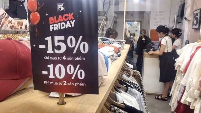 Nhiều nơi khuyến mãi rầm rộ trong dịp Black Friday. Ảnh: LÊ THÚY