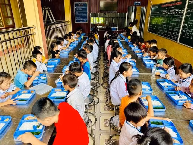 Nhiều trẻ em vùng cao được tặng bữa ăn đảm bảo dưỡng chất do Câu lạc bộ Từ thiện Ánh Sao thực hiện, trong đó có phần đóng góp của thạc sĩ Thu Hương