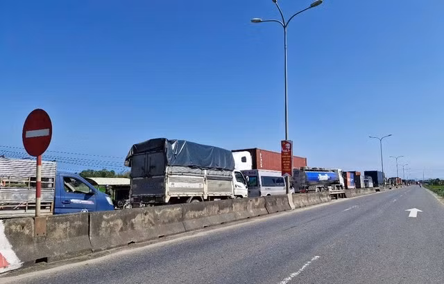 Vụ tai nạn khiến QL1 bị ùn tắc gần 2 km