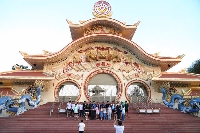 Du khách tham quan các điểm vui chơi văn hóa tại công viên Văn hóa Suối Tiên