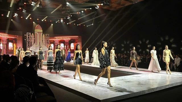 Các thí sinh tham gia show diễn Các thí sinh tham gia show diễn