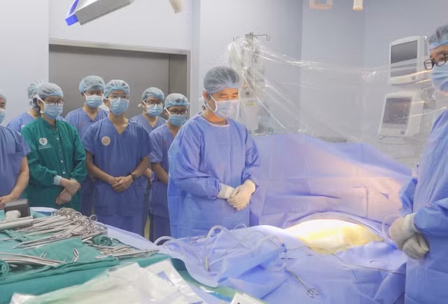 Các y bác sĩ mặc niệm người hiến tạng chết não