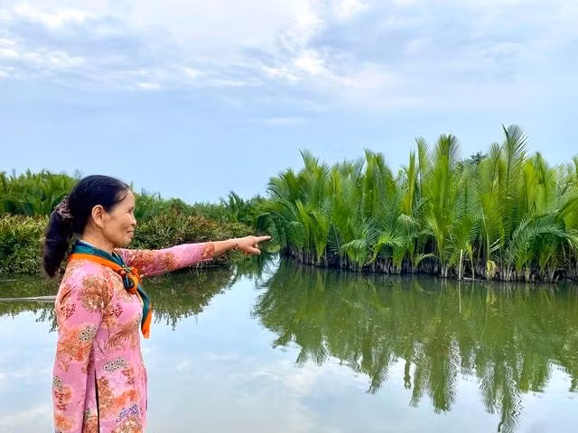 Bà Tiến chỉ nơi khi xưa du kích, bộ đội trú ẩn để đánh địch