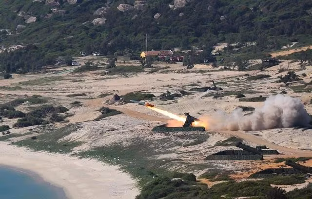 Thực hành bắn tên lửa phòng thủ bờ biển