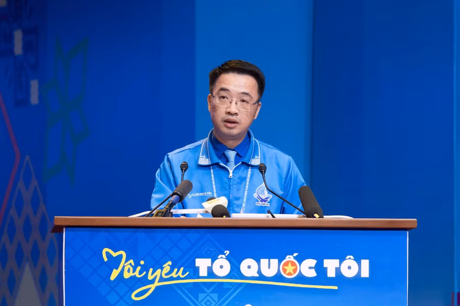 Anh Nguyễn Tường Lâm đọc diễn văn khai mạc đại hội