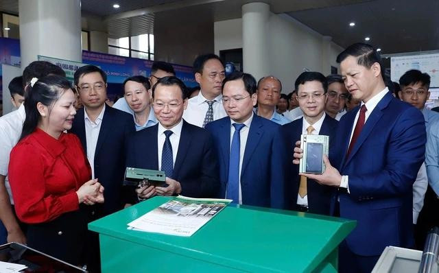 Bộ trưởng Bộ Nông nghiệp và Môi trường Đỗ Đức Duy cùng lãnh đạo Tỉnh ủy, UBND tỉnh Bắc Ninh tham quan trưng bày sản phẩm khoa học, công nghệ bên lề hội nghị Bộ trưởng Bộ Nông nghiệp và Môi trường Đỗ Đức Duy cùng lãnh đạo Tỉnh ủy, UBND tỉnh Bắc Ninh tham quan trưng bày sản phẩm khoa học, công nghệ bên lề hội nghị