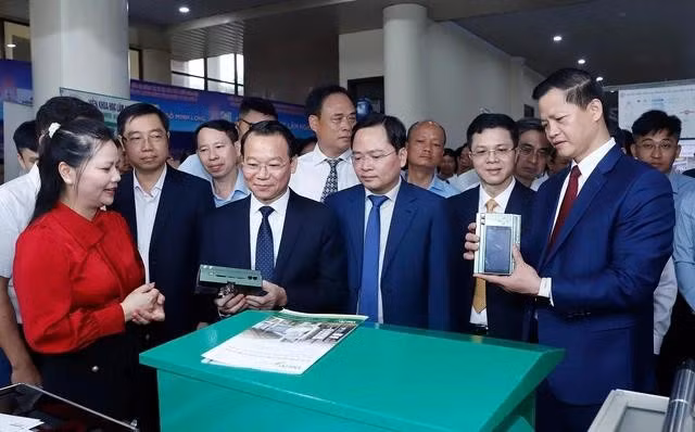 Bộ trưởng Bộ Nông nghiệp và Môi trường Đỗ Đức Duy cùng lãnh đạo Tỉnh ủy, UBND tỉnh Bắc Ninh tham quan trưng bày sản phẩm khoa học, công nghệ bên lề hội nghị