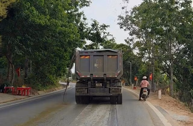 Nước từ thùng xe vận chuyển cát chảy ra đường gây ô nhiễm môi trường tại thôn 12 (xã Đăk Ruồng, H.Kon Rẫy, Kon Tum)