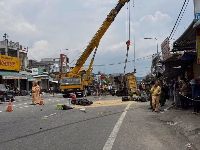 Nhiều xe máy bị tông văng ra đường