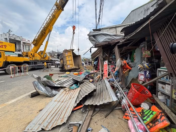 Phần trước 4 nhà dân bị tông hư hỏng