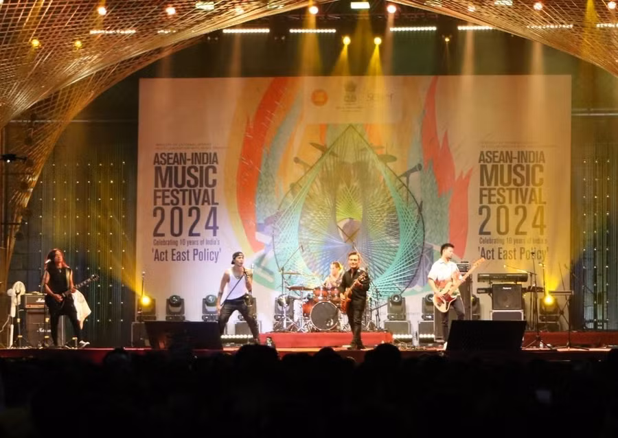 Ban nhạc Bức Tường biểu diễn tại đêm khai mạc Liên hoan Âm nhạc ASEAN-Ấn Độ 2024. (Ảnh: Ngọc Thúy/TTXVN)