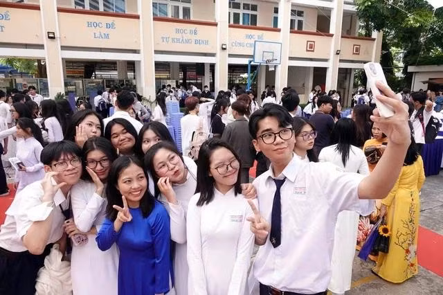 Với sự thay đổi tâm sinh lý ở học sinh hiện nay, giáo viên trẻ đòi hỏi phải có phong cách giao tiếp sư phạm hết sức khéo léo, linh hoạt