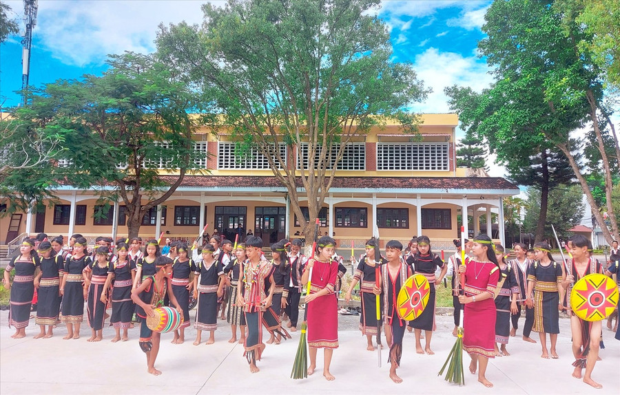Học sinh Trường Tiểu học số 1 Ia Băng (xã Ia Băng, huyện Đak Đoa) trình diễn cồng chiêng. Ảnh: N.T hoc-sinh-truong-tieu-hoc-so-1-ia-bang-huyen-dak-doa-trinh-dien-cong-chieng-anh-nt.jpg