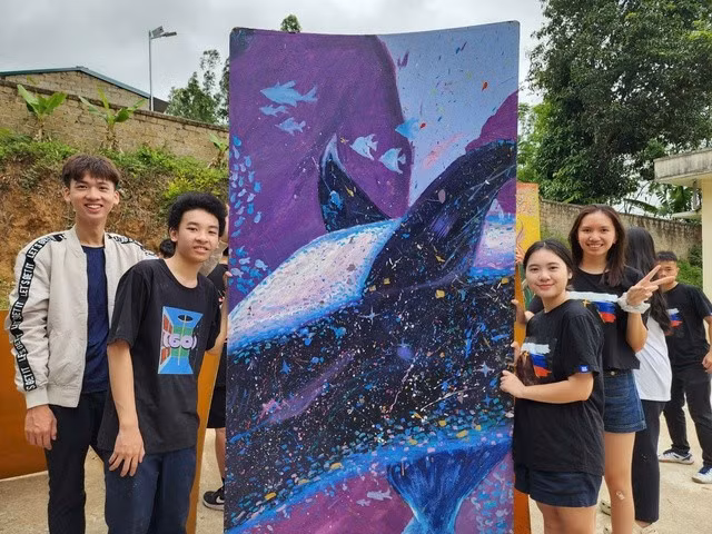 Thiên An cùng các bạn khối chuyên Nga làm dự án Kapusta, vẽ và xây dựng không gian đọc sách tặng các bạn nhỏ vùng cao