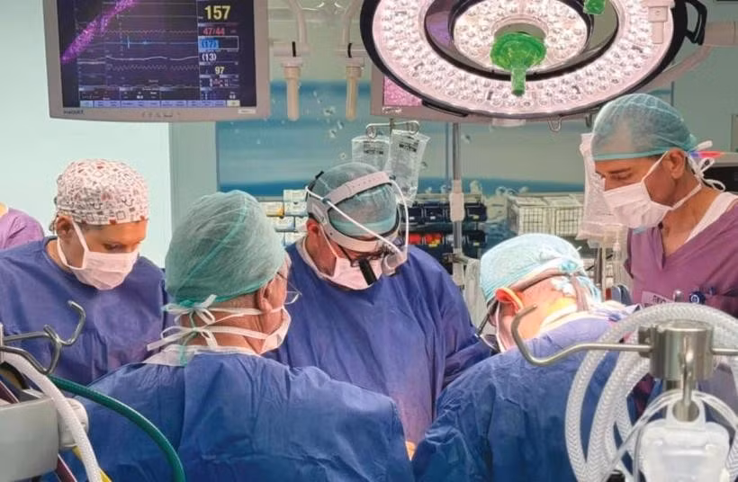 Ca phẫu thuật kéo dài 7 giờ đồng hồ. (Ảnh: Trung tâm Y tế Đại học Hadassah)