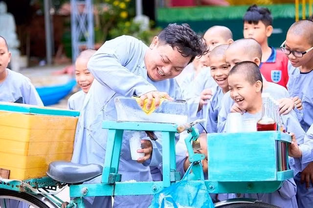 Anh Đệ thực hiện chương trình hướng về trẻ mồ côi