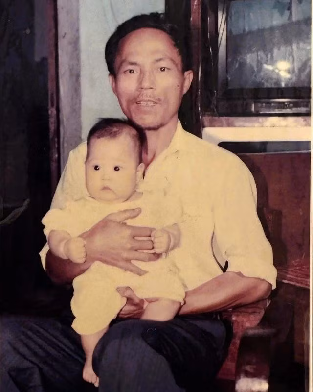 Cựu chiến binh Vũ Hồng Quang và con gái thứ hai