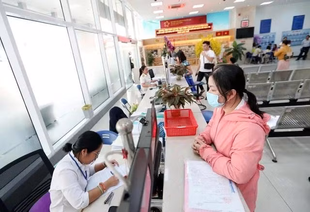 Bộ Tài chính đề xuất miễn thuế thu nhập cá nhân cho một số khoản thu (trong ảnh, người dân làm thủ tục về thuế tại TP.HCM)