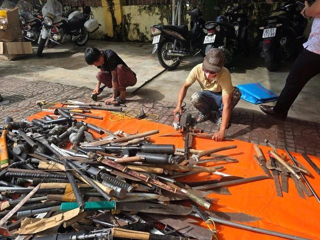Vũ khí thô sơ được kiểm tra an toàn trước khi dùng máy cắt thành từng đoạn dài 5 - 7 cm Vũ khí thô sơ được kiểm tra an toàn trước khi dùng máy cắt thành từng đoạn dài 5 - 7 cm